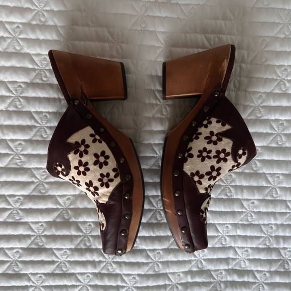 Paris Blues Brown Floral Mules / Clog Heels - Picture 1 of 5